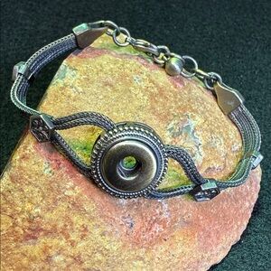 Ginger Snaps Petite Antique Goldtone Single 12mm Snap clasp bracelet.